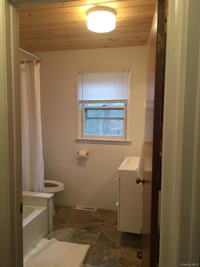 Building Photo - 136 School St