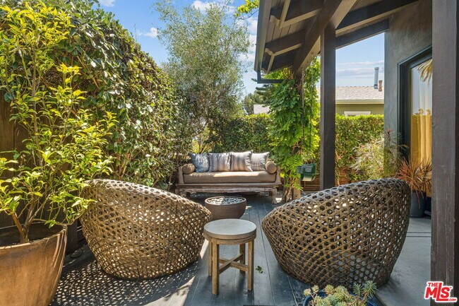 Building Photo - 835 Superba Ave