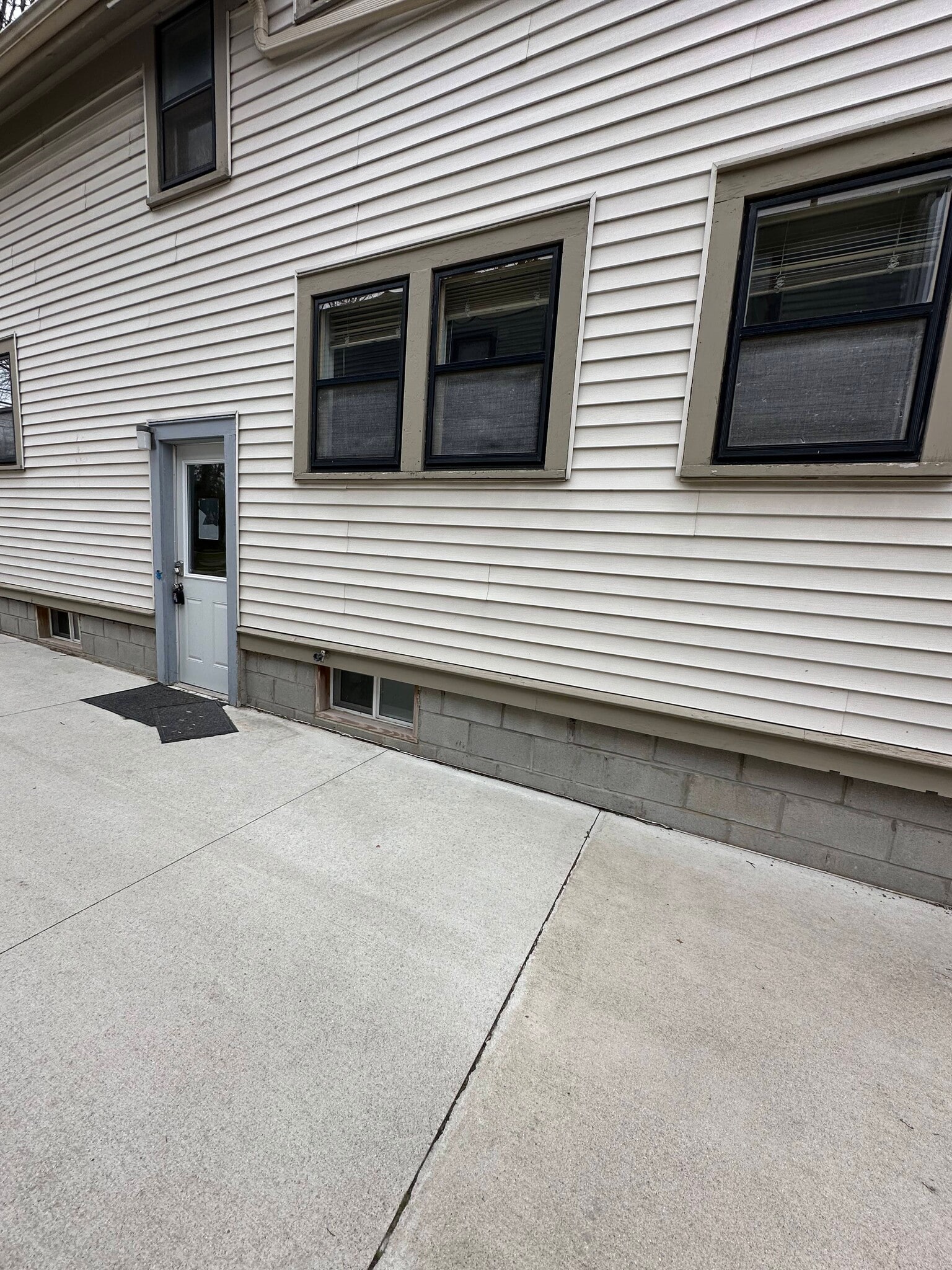 side - 829 Miller Ave