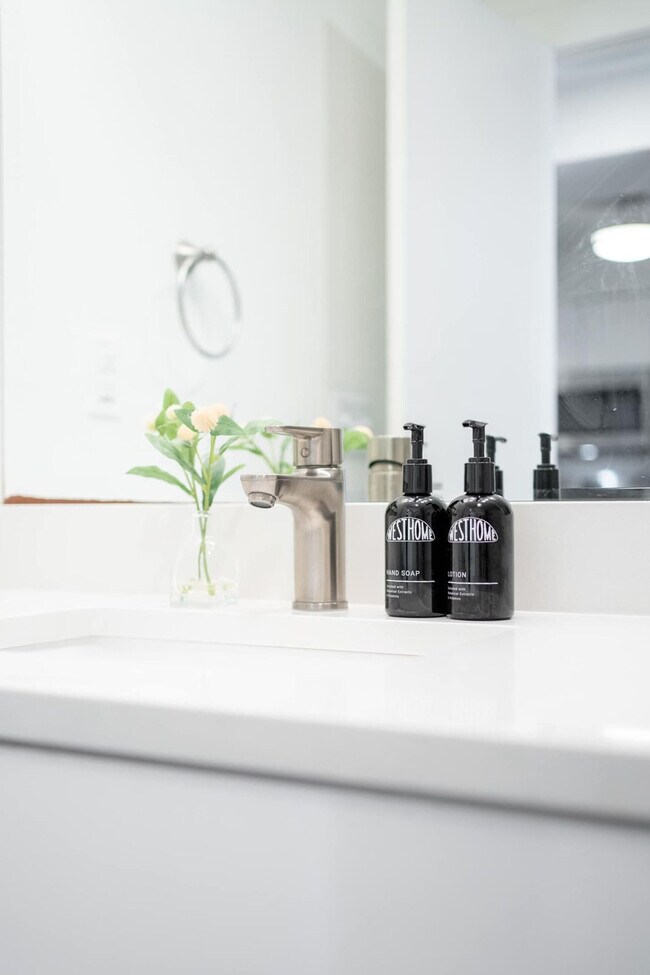 Building Photo - 1136 Crescent Ave NE