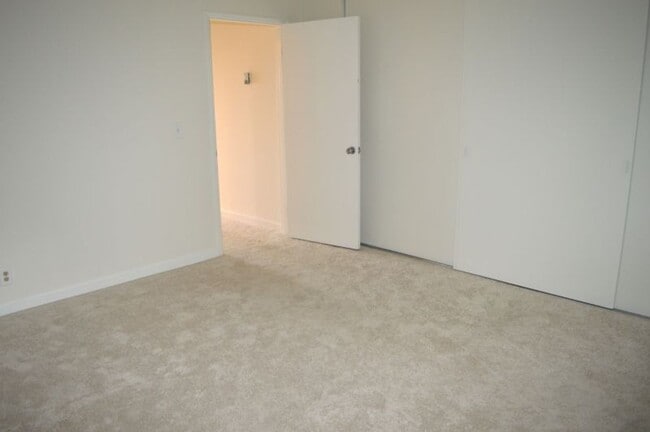 Building Photo - Nicely Updated and Pet Friendly Sausalito ...