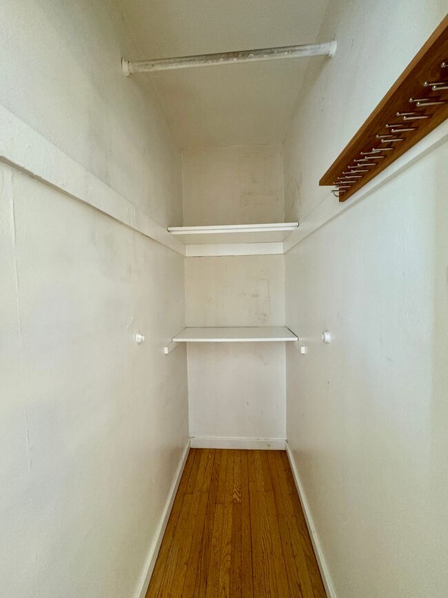 Building Photo - Charming Home Available Now!