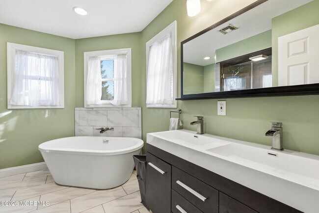 Building Photo - 19 Carole Dr