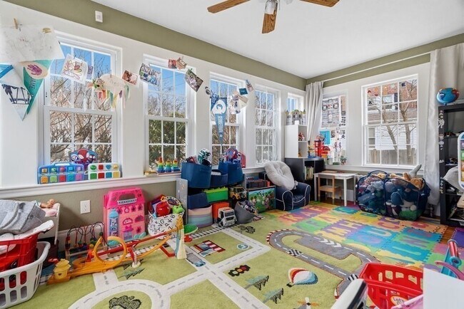 Building Photo - 859 Fellsway W