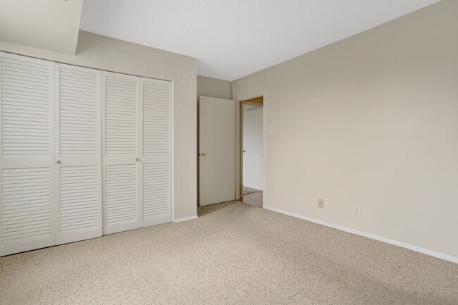 Building Photo - 3800 Fairfax Dr