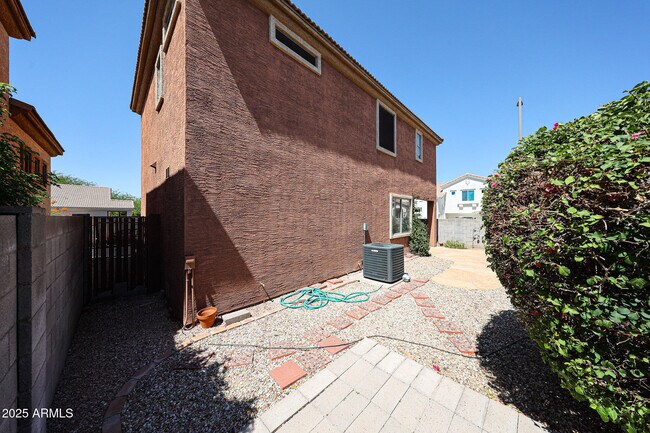 Building Photo - 4112 E Barwick Dr