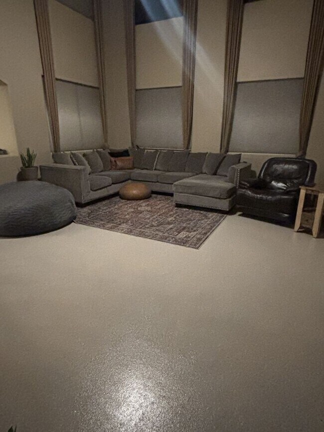 Building Photo - FREE RENT OAC  4 bedroom  3 car garage RV Gate