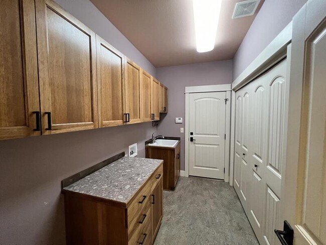 Building Photo - 2360 NW 19th St