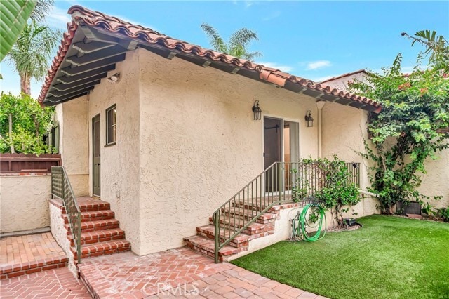 Building Photo - 546 S Beachwood Dr