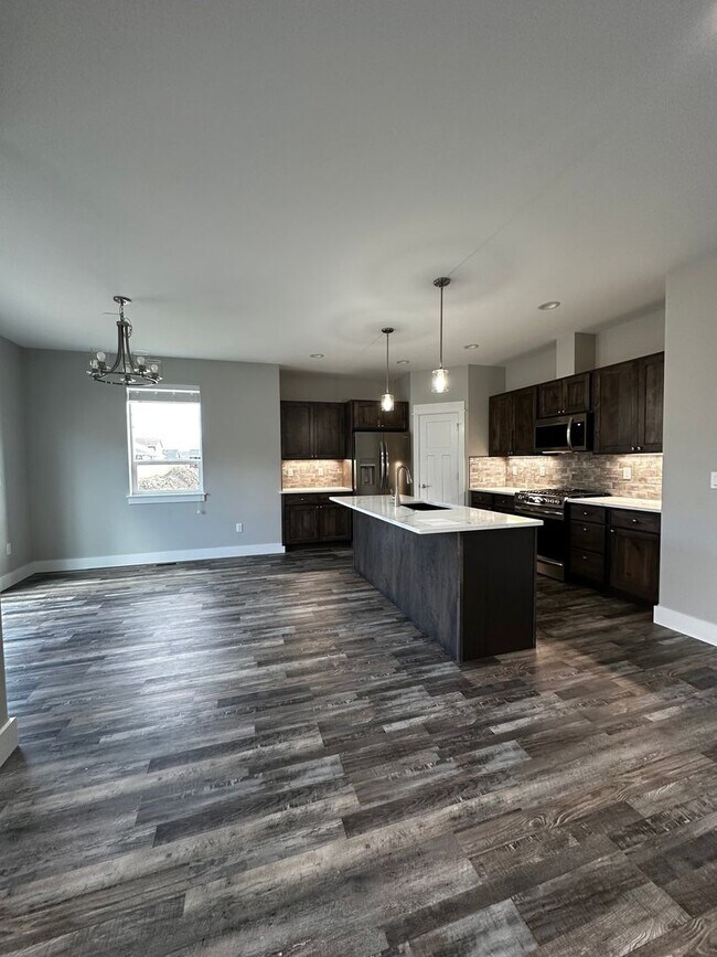 Building Photo - Beautiful and New 3 Bedroom Home