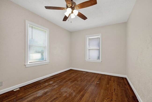 Building Photo - Freshly Updated Home in Warren Township