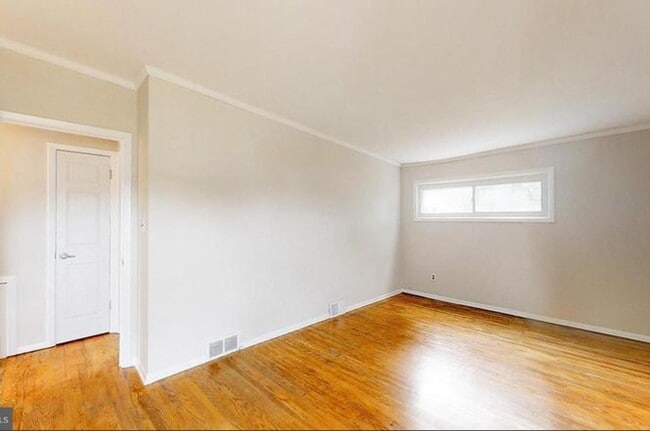 Building Photo - Recently Updated 4BR/2BA Twin with Central Air & Fenced Backyard