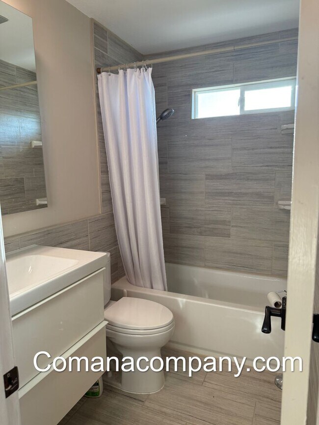 Building Photo - Gorgeous 5BR/3BA 2story home w SOLAR, view...