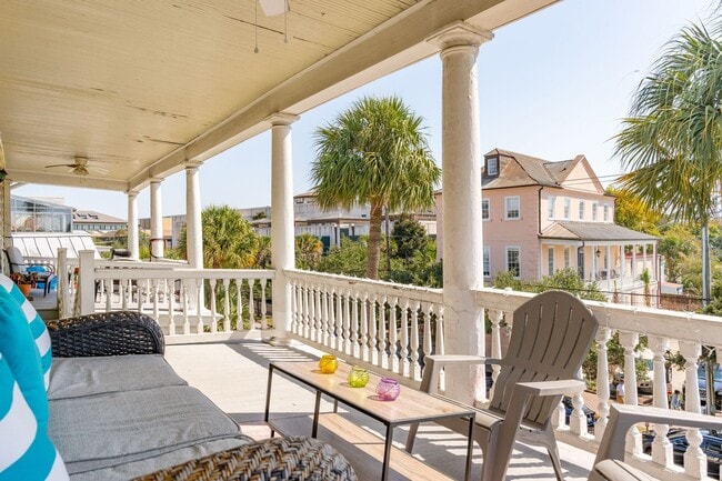 Building Photo - Spacious Three Bedroom Apartment on Calhoun Street