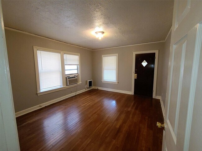 Building Photo - 5707 Ross Ave