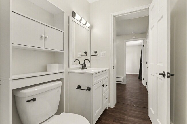 Building Photo - Updated 1 Bedroom Rental Close To Downtown $850/month