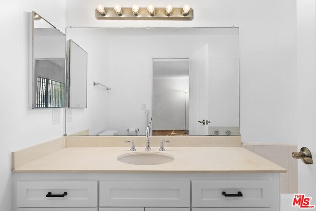 Building Photo - 824 S Shenandoah St