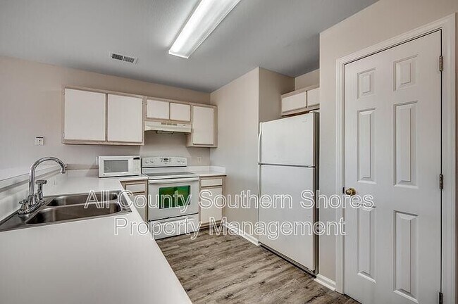 Building Photo - 1192 River Oaks Dr