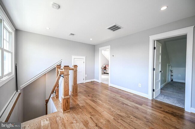 Building Photo - 2314 N Kenmore St