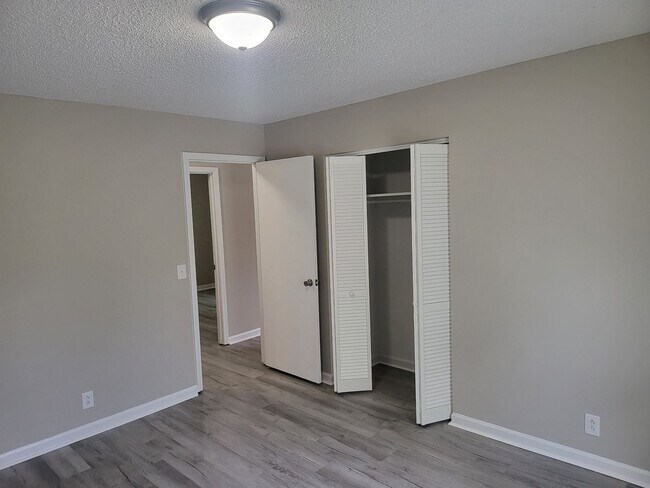 Building Photo - Large three bedroom, one and a half bath t...