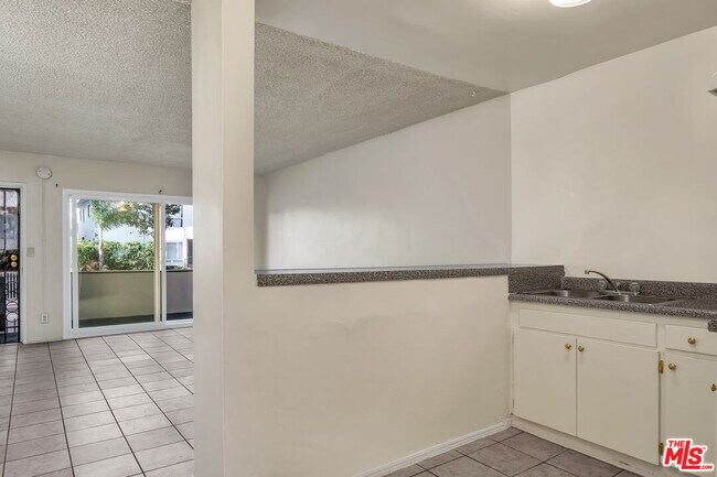 Building Photo - 4956 Romaine St