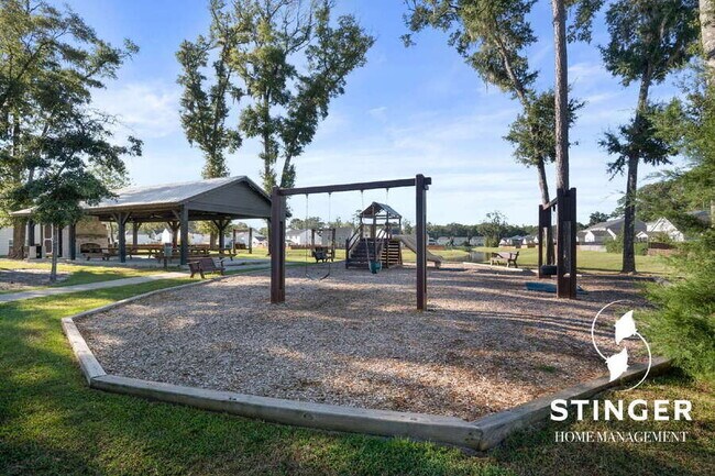 Building Photo - 38 Chestnut St