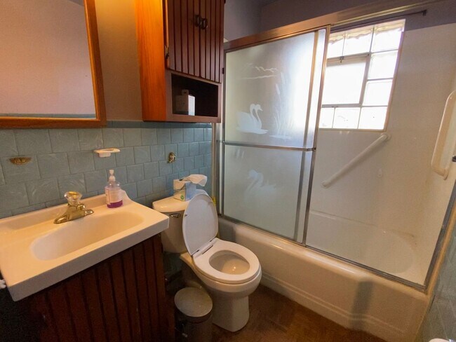 Building Photo - Private Charming Home!