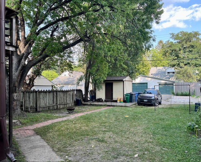 Building Photo - 1611 Grand St NE