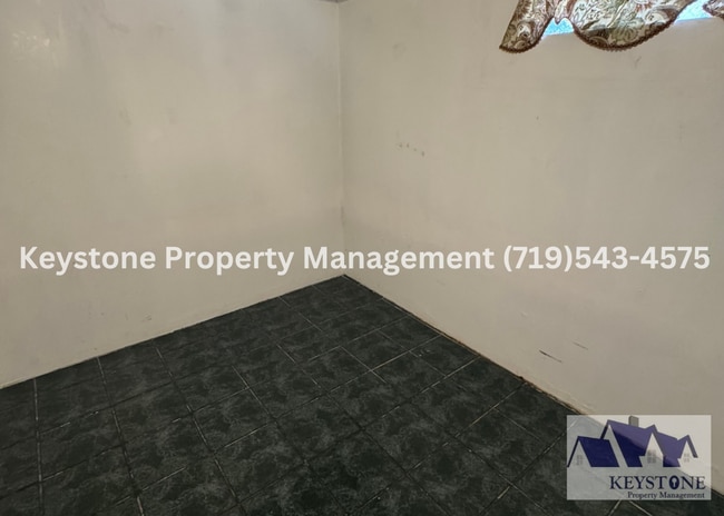 Building Photo - Centrally Located - 3 Bedroom/1.5 Bath Hou...