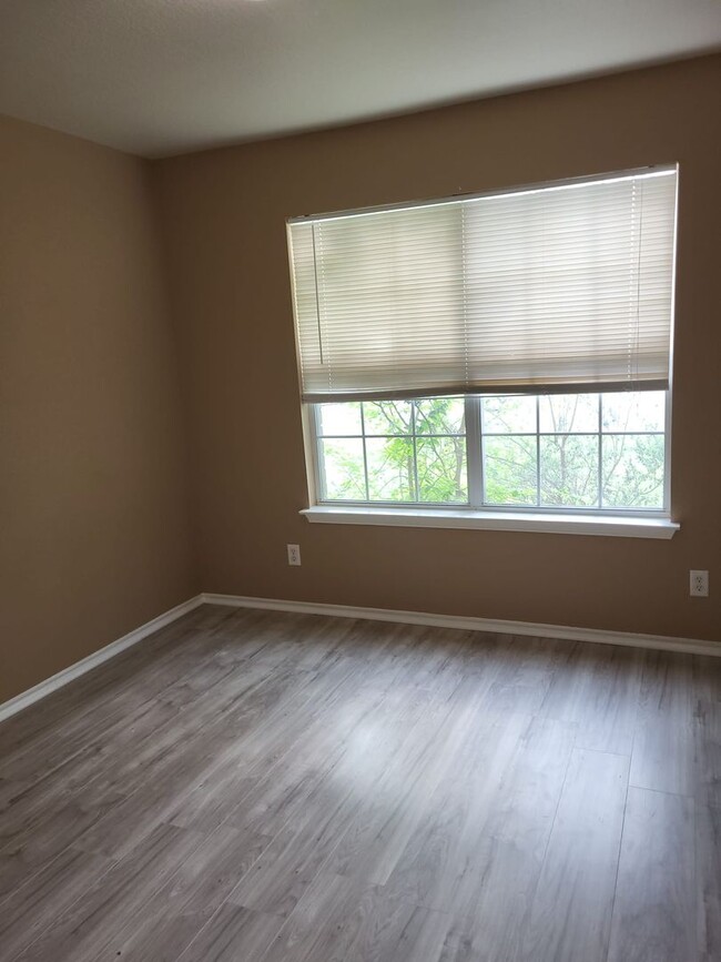 Building Photo - Well Maintained Corner Lot Property Ready ...