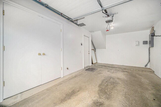 Building Photo - 431 S Ashley St