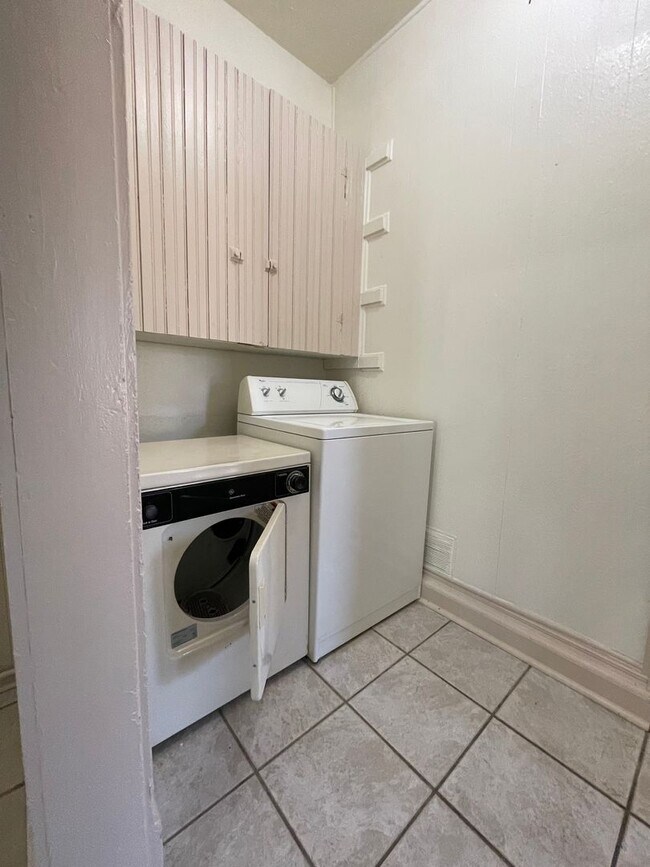 Building Photo - 207 Midway Ave