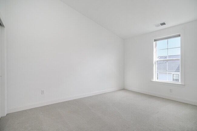 Building Photo - 8 Brentwood Cir