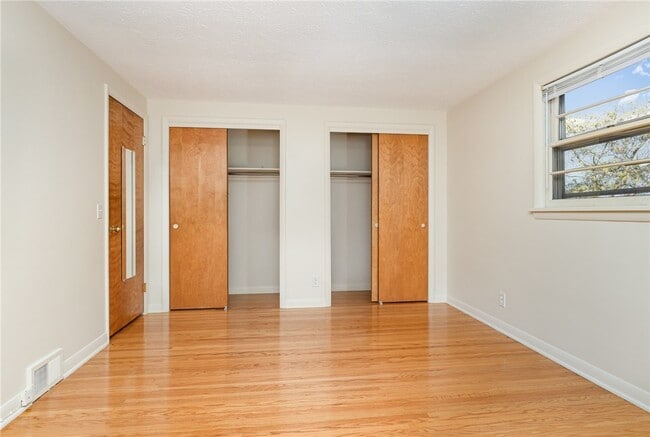 Building Photo - 16 Summit St