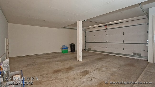 Building Photo - 129 E Court Ln