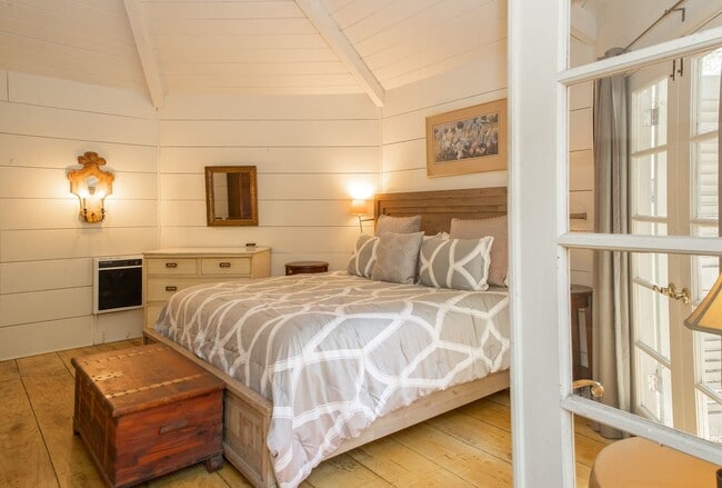 Building Photo - Adorable Carmel by the Sea Cottage! Lookin...