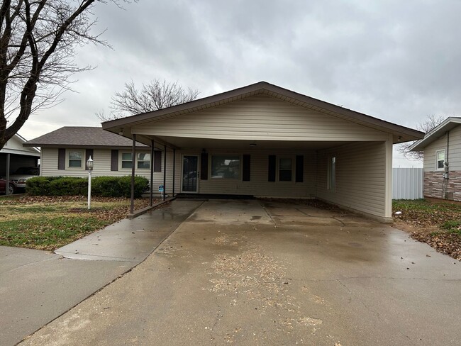 Building Photo - 1025 W Terry St