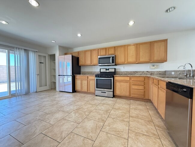 Building Photo - 44608 Avenida Linda