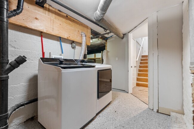 Building Photo - Spacious 5-bed, 2.5-bath home available in...