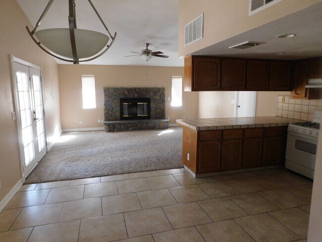 Building Photo - Gorgeous 3 Bed 2 Bath House in a Great Neighborhood