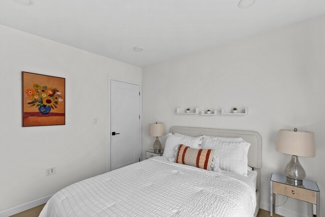 Building Photo - 457 W Broadway