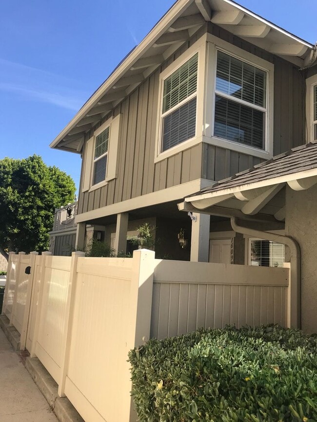 Building Photo - 2 BEDROOM/2BATH TOWN HOUSE STYLE CONDO IN ...