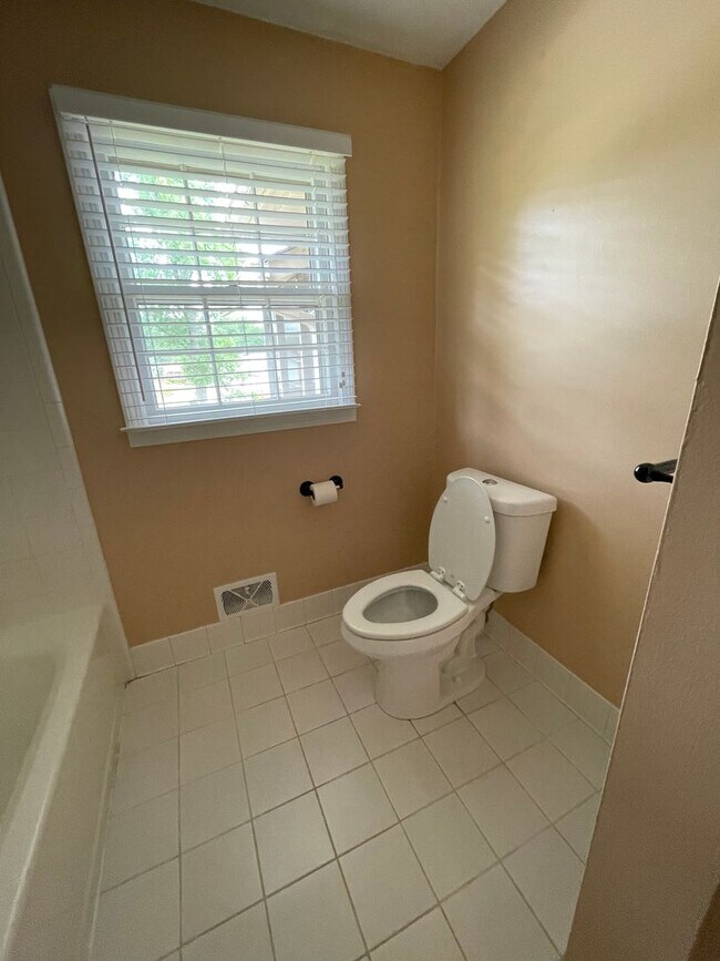Building Photo - 5 Ramblewood Ln
