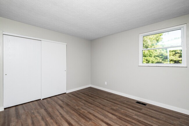 Building Photo - 886 Linworth Road East