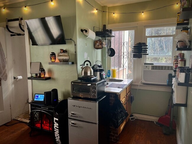 Building Photo - Cute and Cozy Studio in Los Angeles w/ Gar...