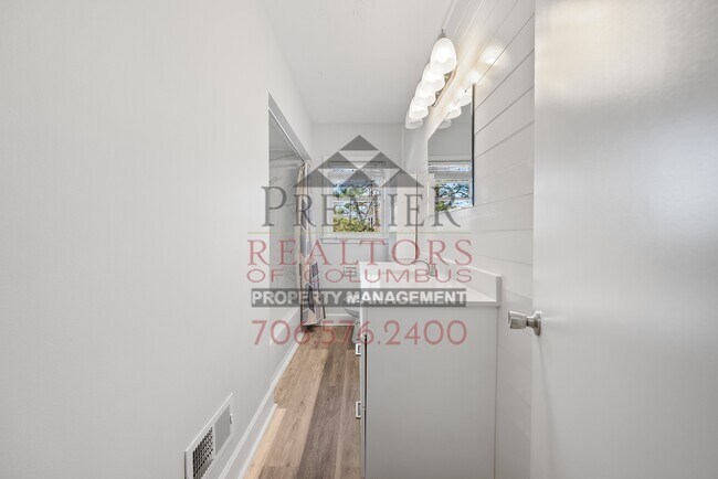 Building Photo - 386 Victoria Dr