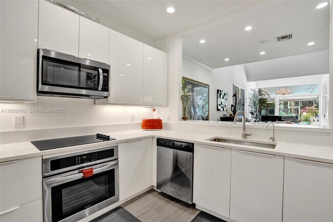 Building Photo - 644 W Palm Aire Dr