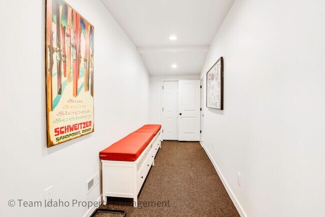 Building Photo - Fully furnished and stocked Single Level H...