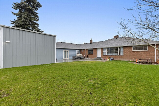 Building Photo - 1627 E Broadway