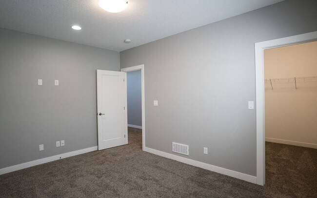 Building Photo - Beautiful 4 Bedroom Home! 3 Car Garage, NE...
